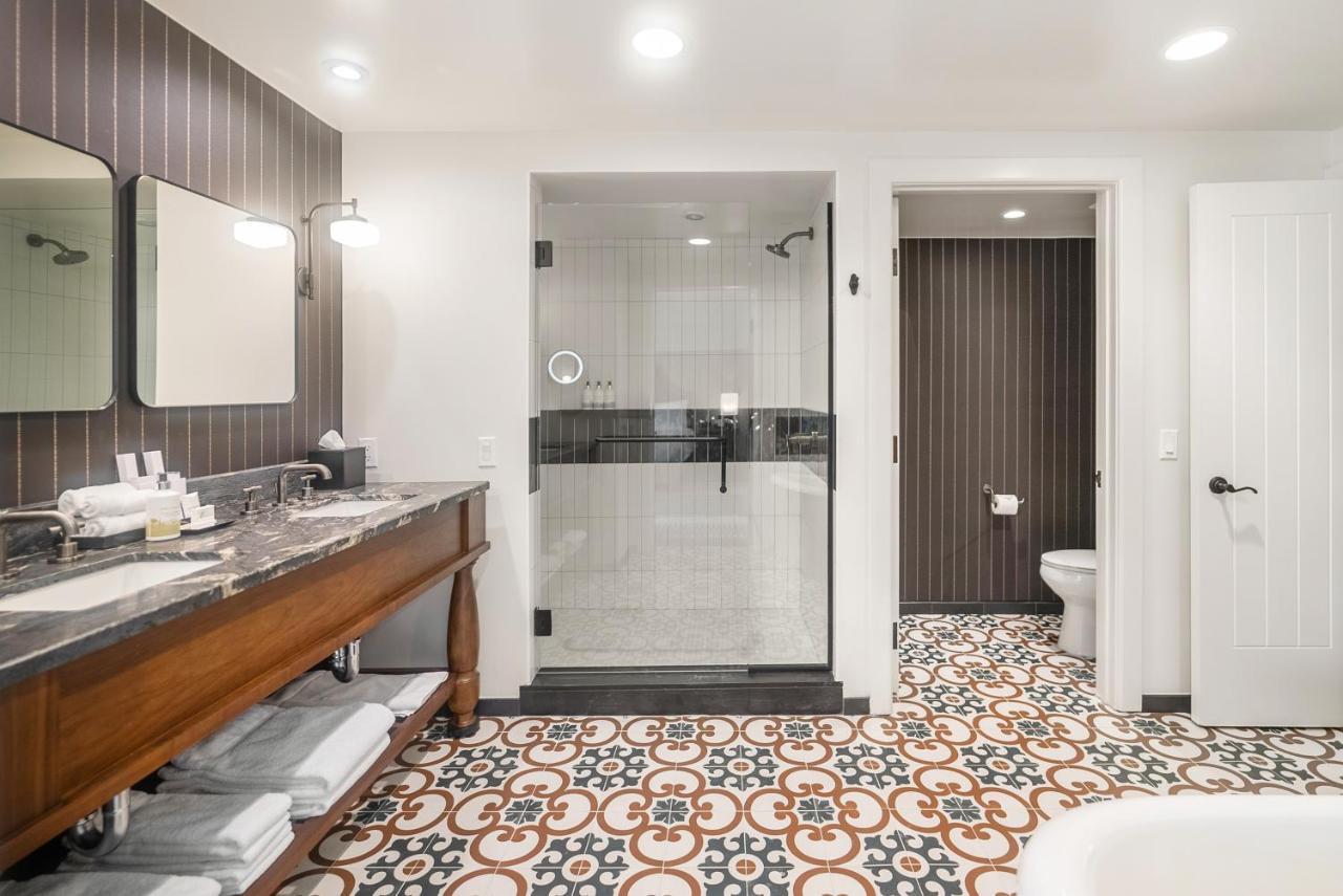 Estate King Suite with Roll-In Shower,1398651686:JPEG